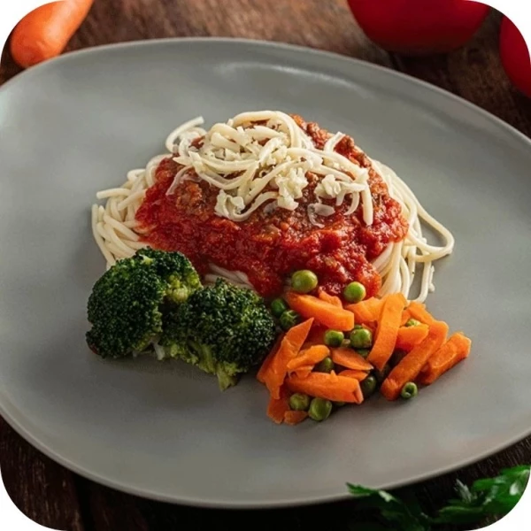 Macarrão á Bolonhesa com molho de tomate artesanal e vegetais