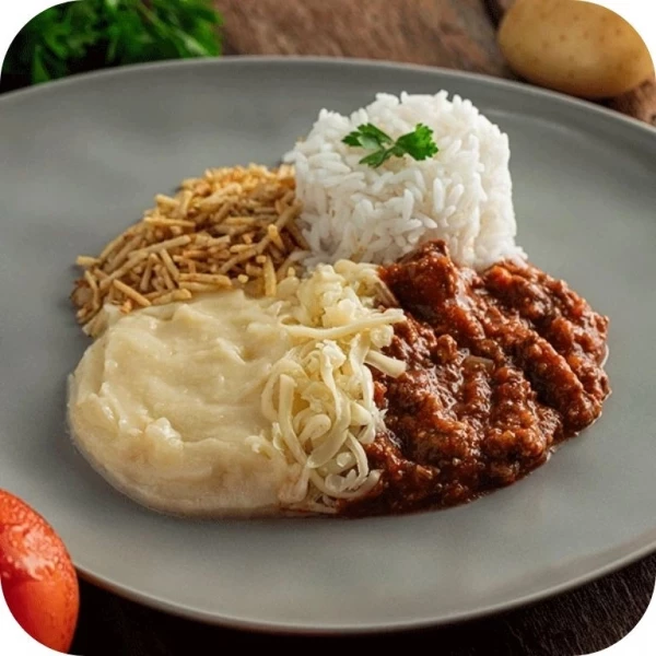 Escondidinho de carne moída com queijo ralado, arroz branco e batata palha