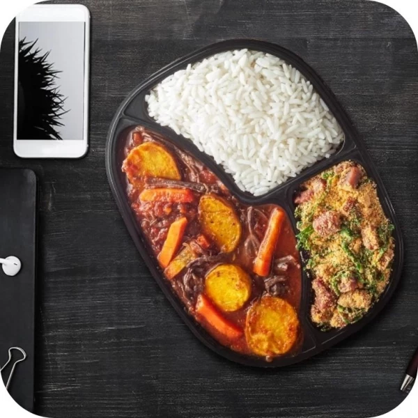 Carne de panela ao molho de vinho com cenoura e batatas, arroz branco e farofa